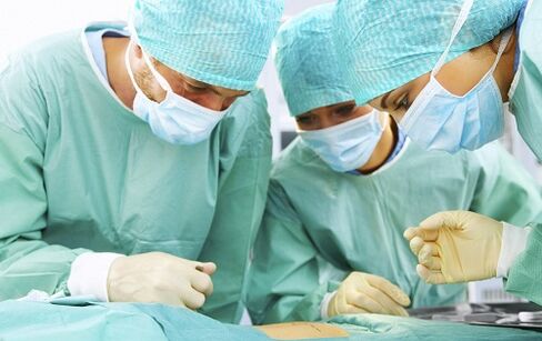 Chirurgii efectuează o intervenție chirurgicală plastică pentru a crește lungimea și grosimea penisului